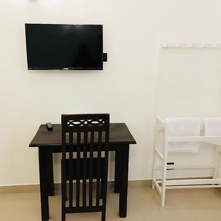 فندق Royal White Tourist Rest أنرادابورام المظهر الخارجي الصورة