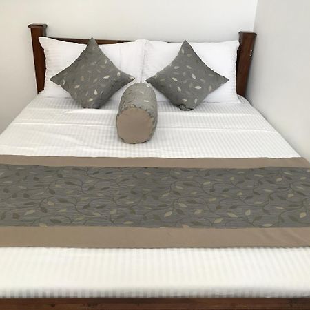 فندق Royal White Tourist Rest أنرادابورام المظهر الخارجي الصورة