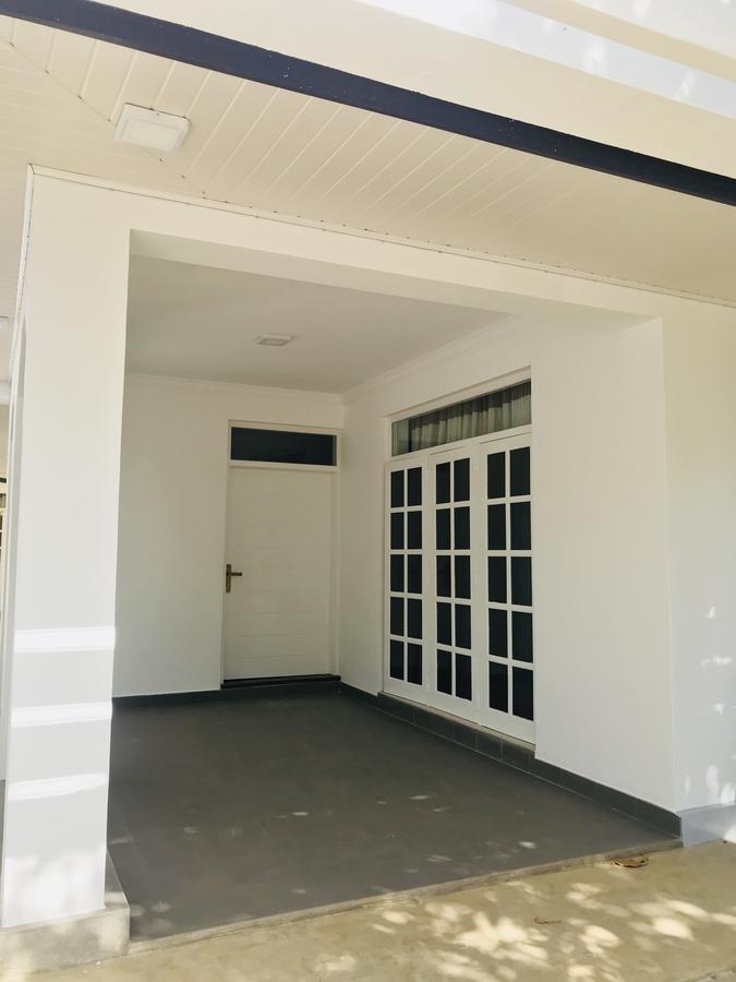فندق Royal White Tourist Rest أنرادابورام المظهر الخارجي الصورة