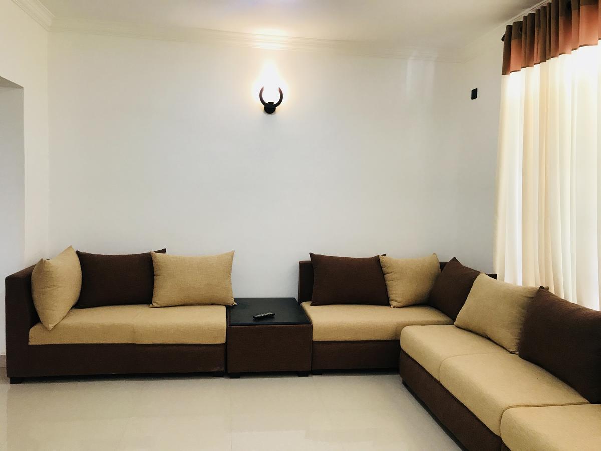 فندق Royal White Tourist Rest أنرادابورام المظهر الخارجي الصورة