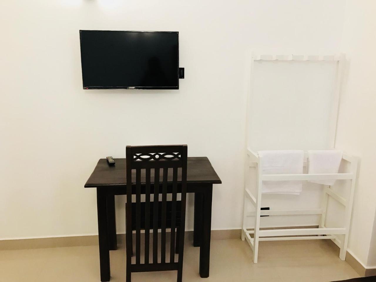 فندق Royal White Tourist Rest أنرادابورام المظهر الخارجي الصورة