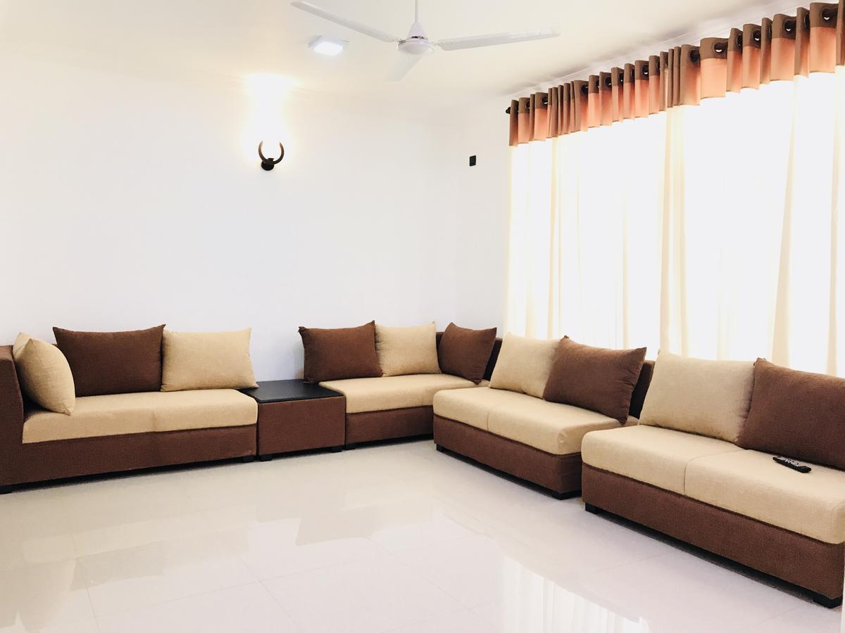 فندق Royal White Tourist Rest أنرادابورام المظهر الخارجي الصورة