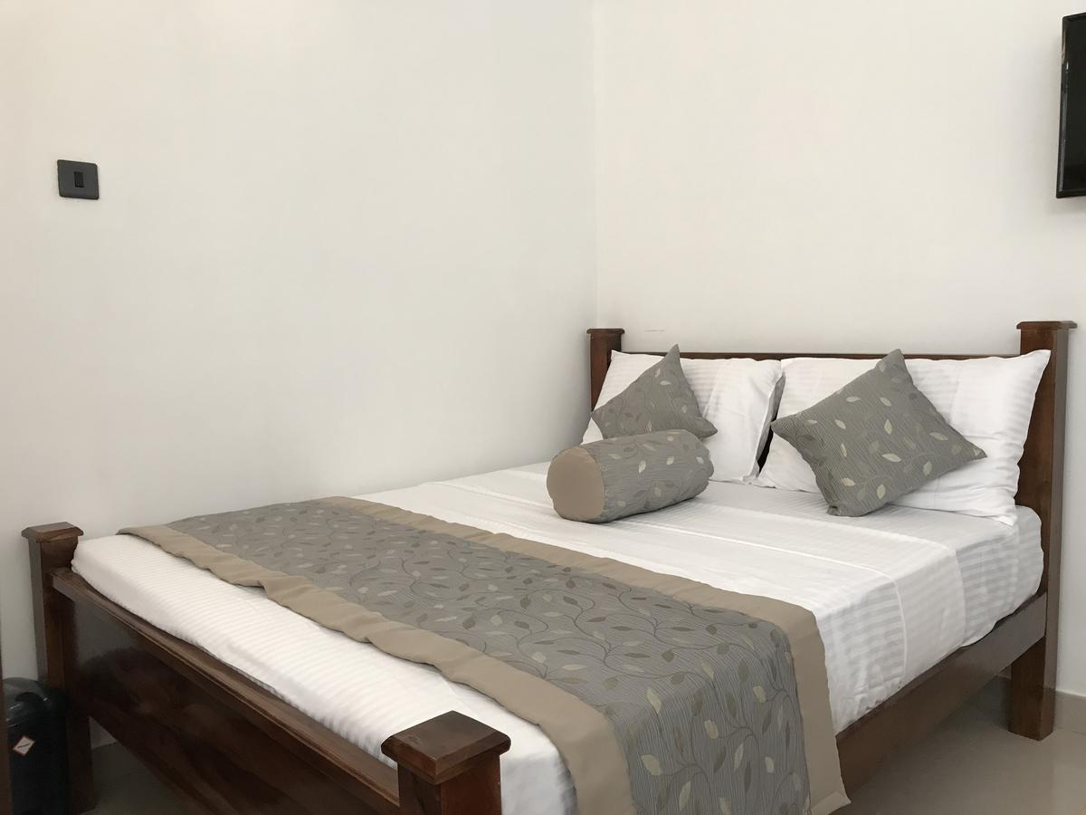 فندق Royal White Tourist Rest أنرادابورام المظهر الخارجي الصورة