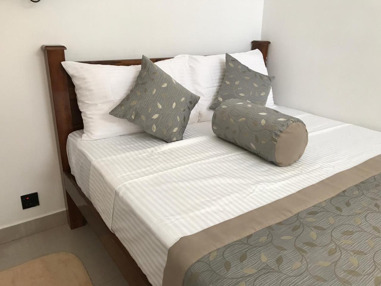 فندق Royal White Tourist Rest أنرادابورام المظهر الخارجي الصورة