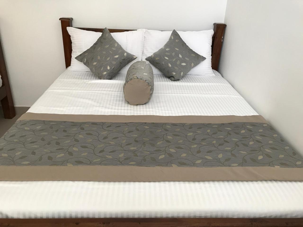 فندق Royal White Tourist Rest أنرادابورام المظهر الخارجي الصورة