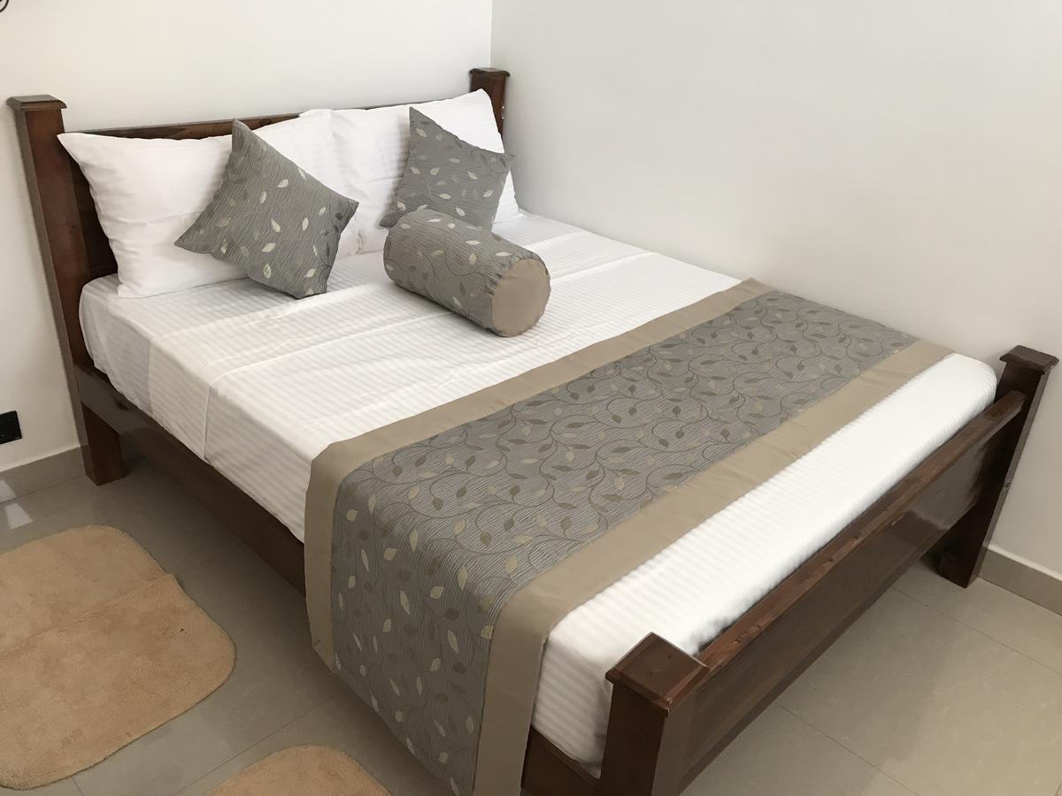 فندق Royal White Tourist Rest أنرادابورام المظهر الخارجي الصورة