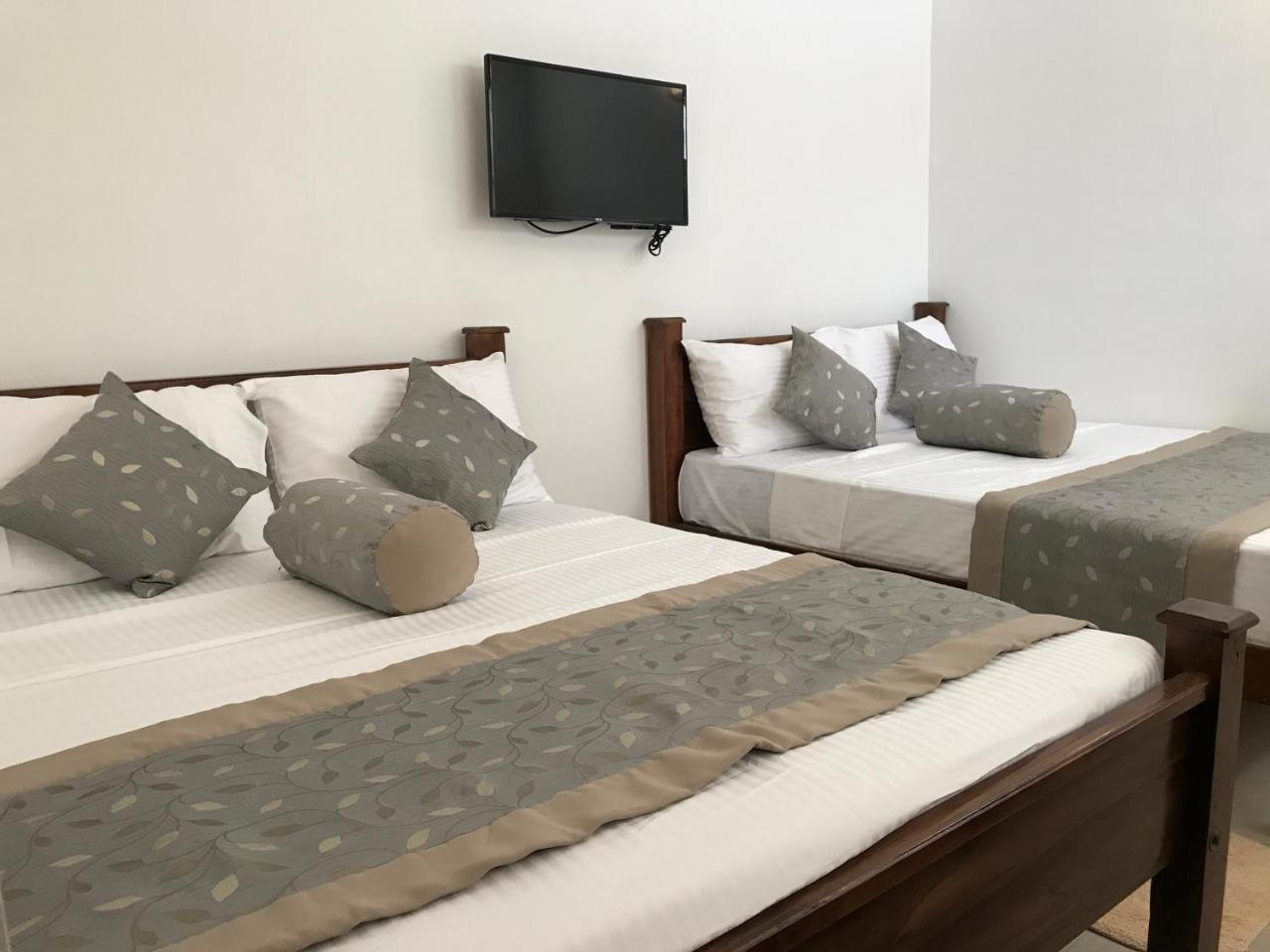 فندق Royal White Tourist Rest أنرادابورام المظهر الخارجي الصورة