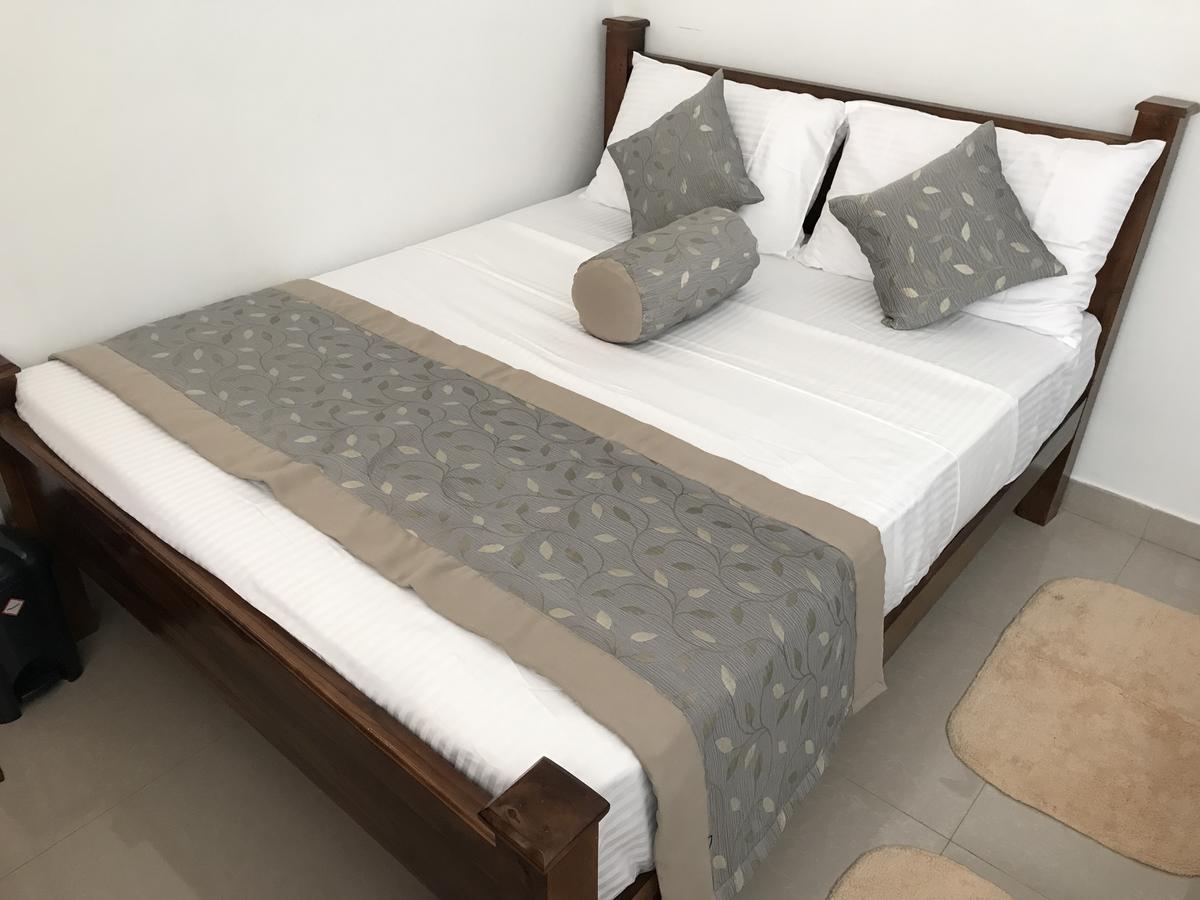 فندق Royal White Tourist Rest أنرادابورام المظهر الخارجي الصورة