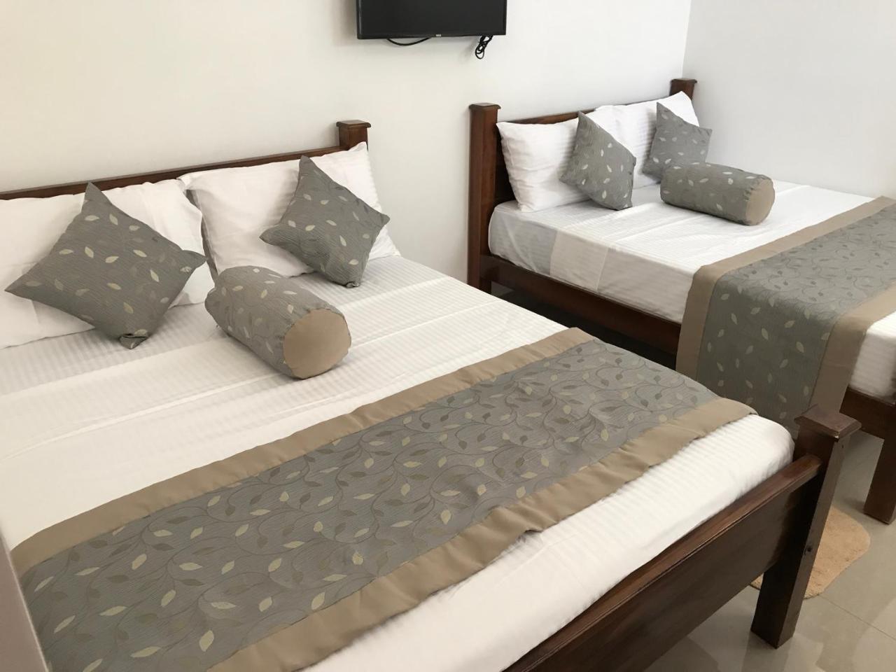 فندق Royal White Tourist Rest أنرادابورام المظهر الخارجي الصورة