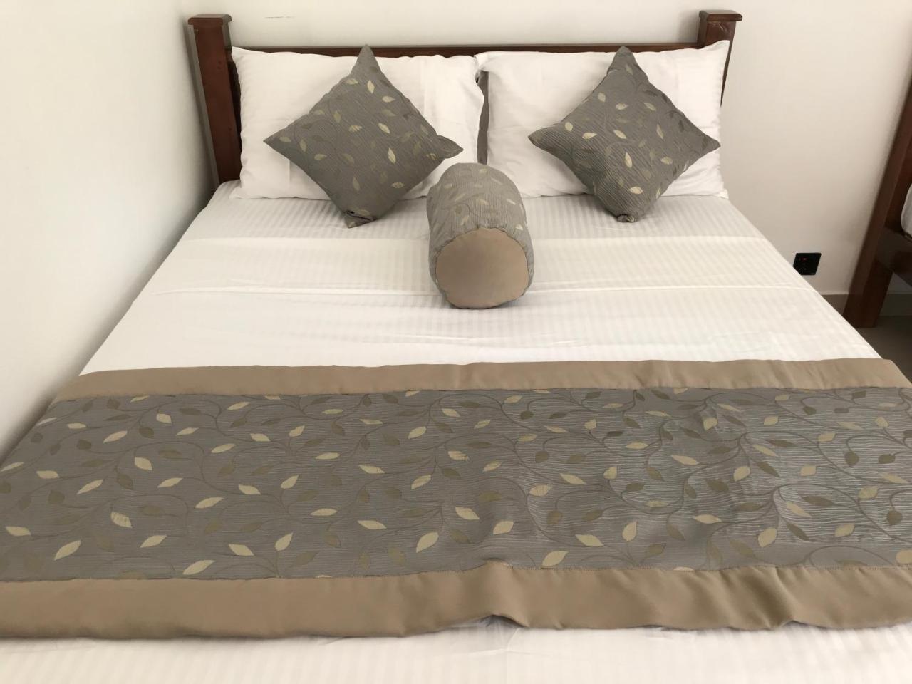 فندق Royal White Tourist Rest أنرادابورام المظهر الخارجي الصورة