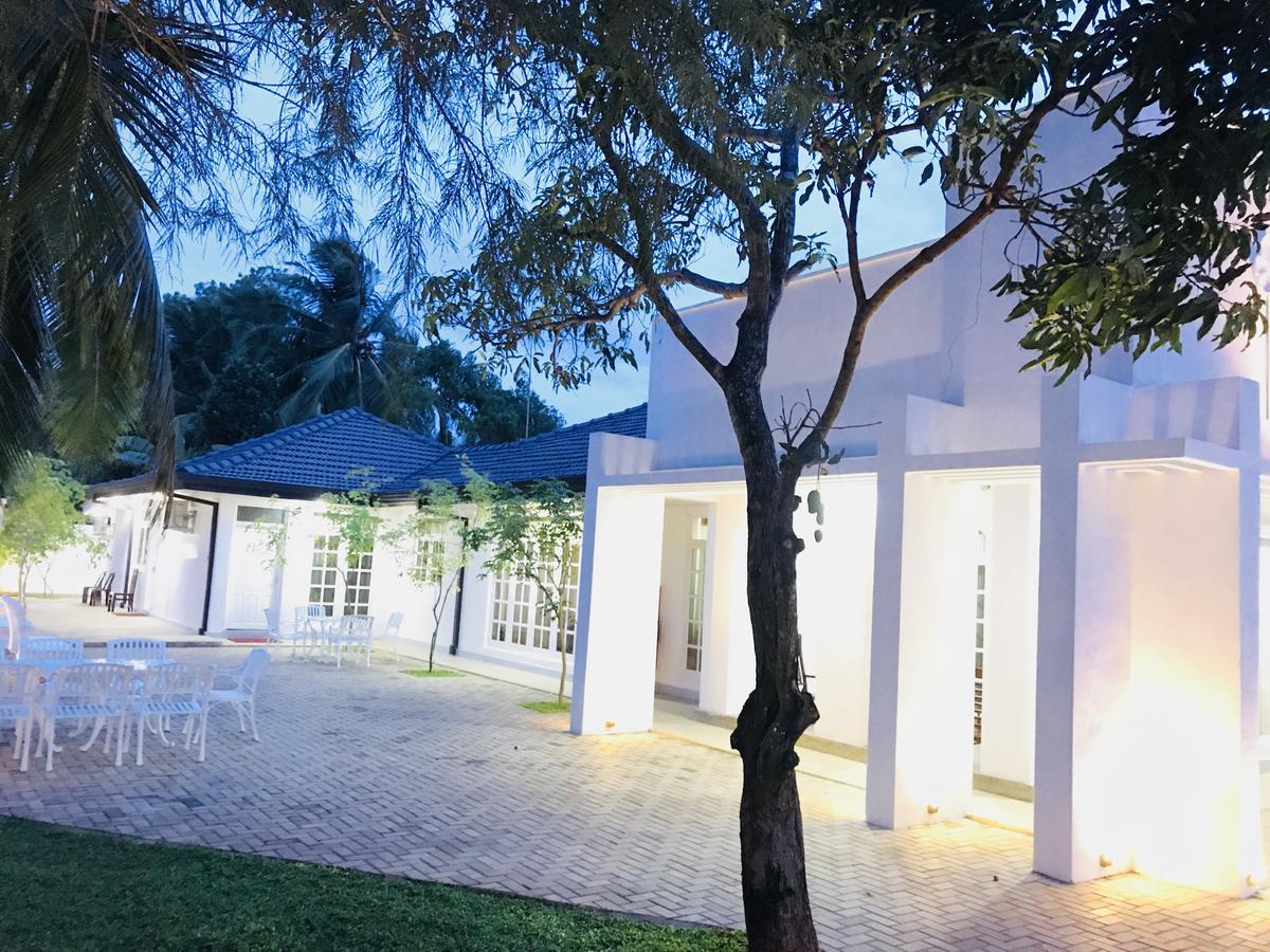 فندق Royal White Tourist Rest أنرادابورام المظهر الخارجي الصورة