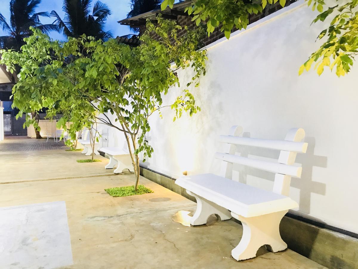 فندق Royal White Tourist Rest أنرادابورام المظهر الخارجي الصورة