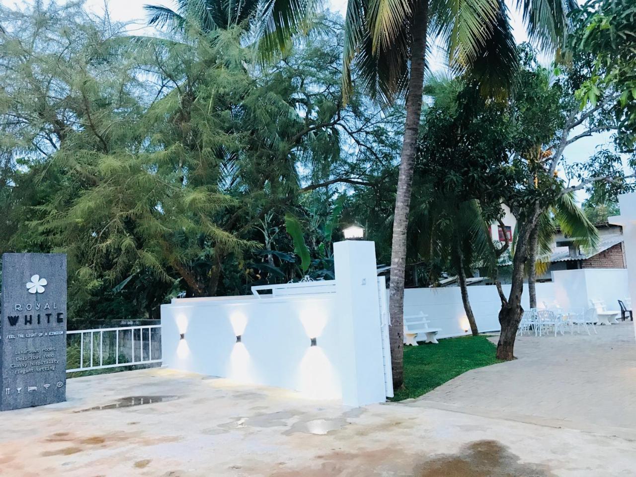 فندق Royal White Tourist Rest أنرادابورام المظهر الخارجي الصورة