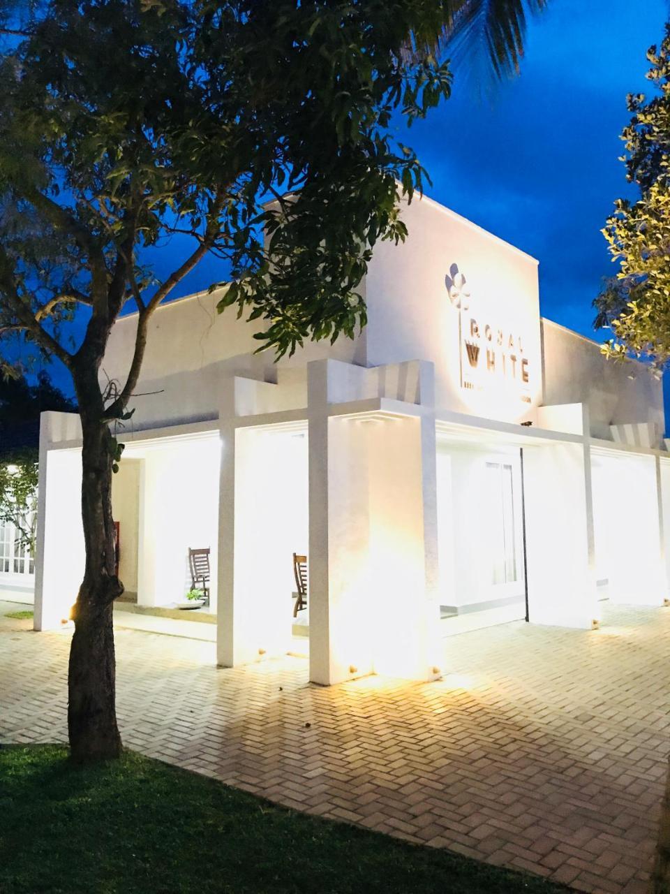 فندق Royal White Tourist Rest أنرادابورام المظهر الخارجي الصورة
