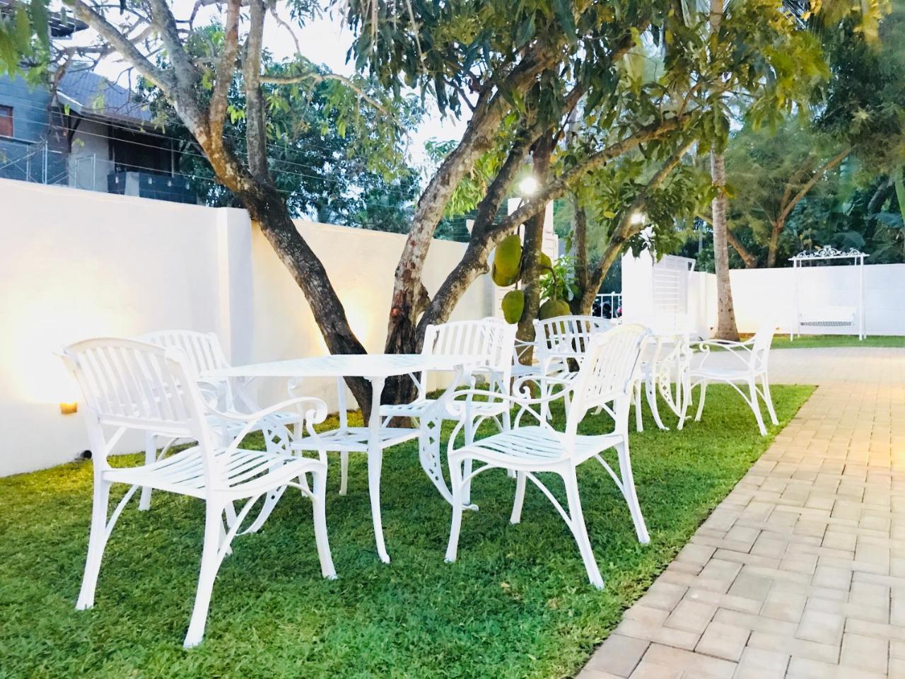 فندق Royal White Tourist Rest أنرادابورام المظهر الخارجي الصورة