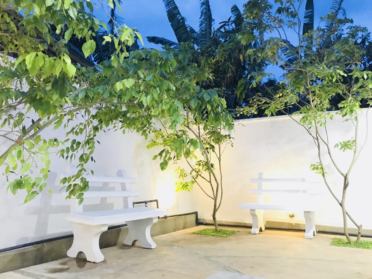 فندق Royal White Tourist Rest أنرادابورام المظهر الخارجي الصورة