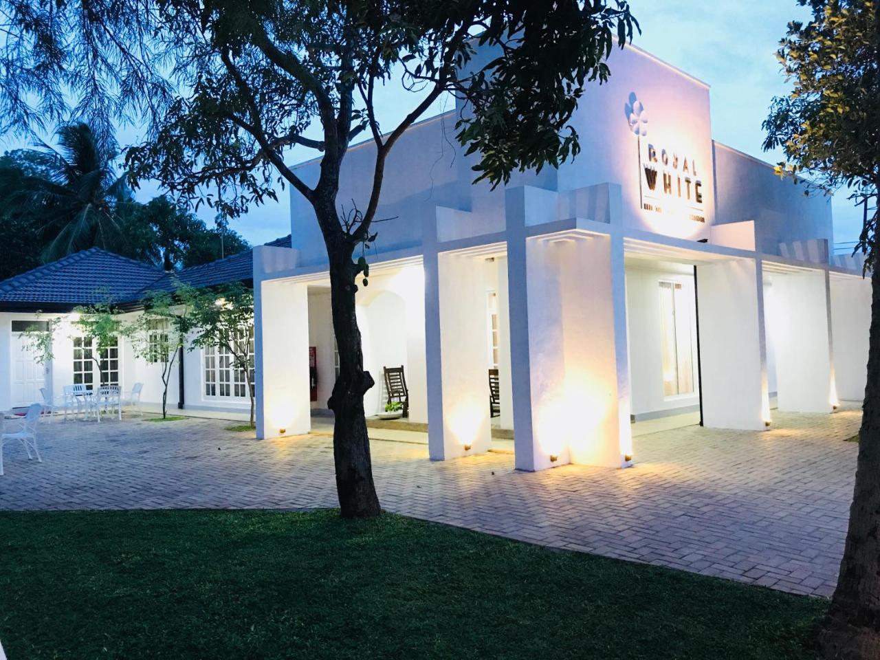 فندق Royal White Tourist Rest أنرادابورام المظهر الخارجي الصورة