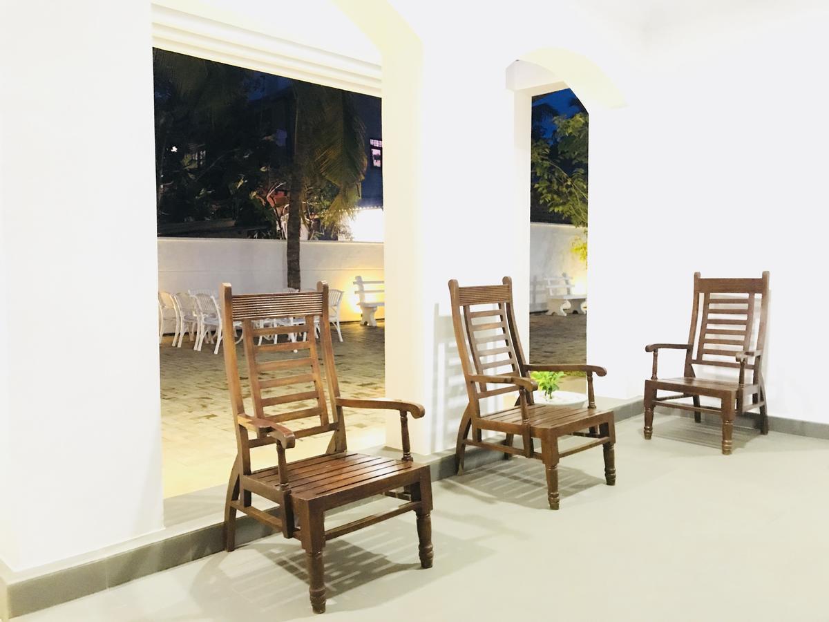 فندق Royal White Tourist Rest أنرادابورام المظهر الخارجي الصورة