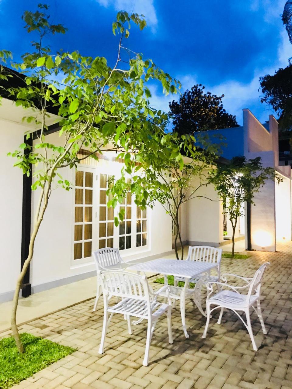 فندق Royal White Tourist Rest أنرادابورام المظهر الخارجي الصورة