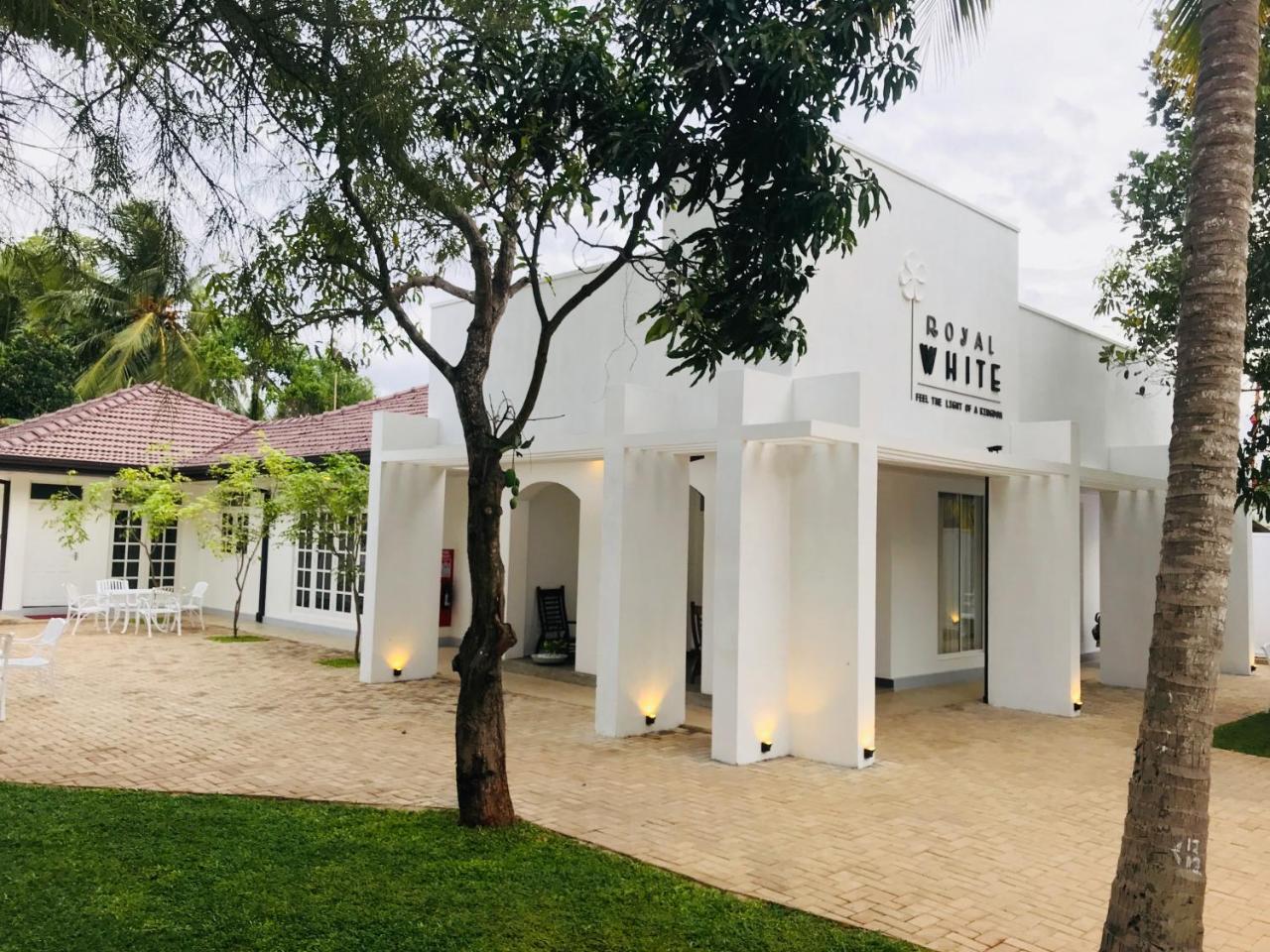 فندق Royal White Tourist Rest أنرادابورام المظهر الخارجي الصورة